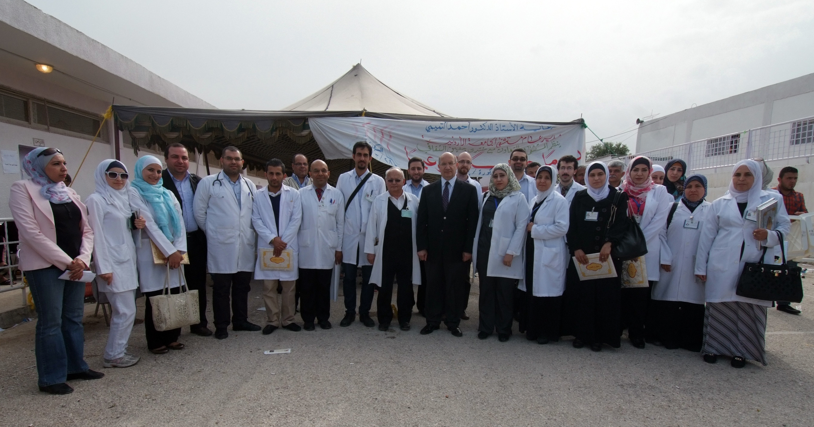 ضمن سلسلة النشاطات الدورية الموجهة لخدمة المجتمع المحلي على امتداد خارطة الوطن مُستشفى الجامعة الأردنية يعالج (400) مريضاً في يو